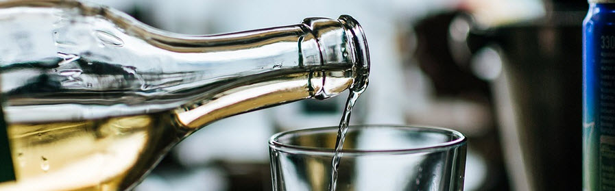 drewniane regały na wino
